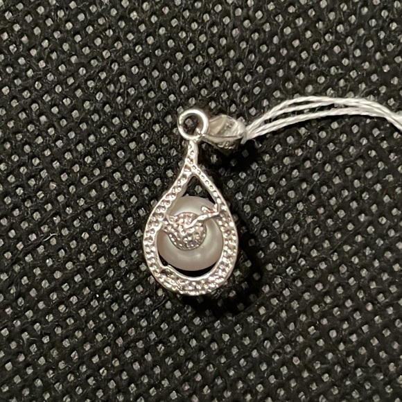 NWT Beautiful Pearl Pendant - Picture 2 of 5